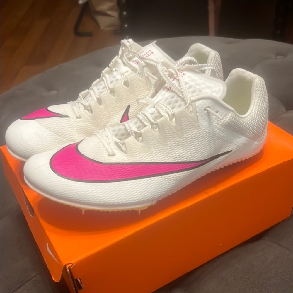 Nike White and Pink Athletic Shoes Sleek Design - Picture 2 of 6